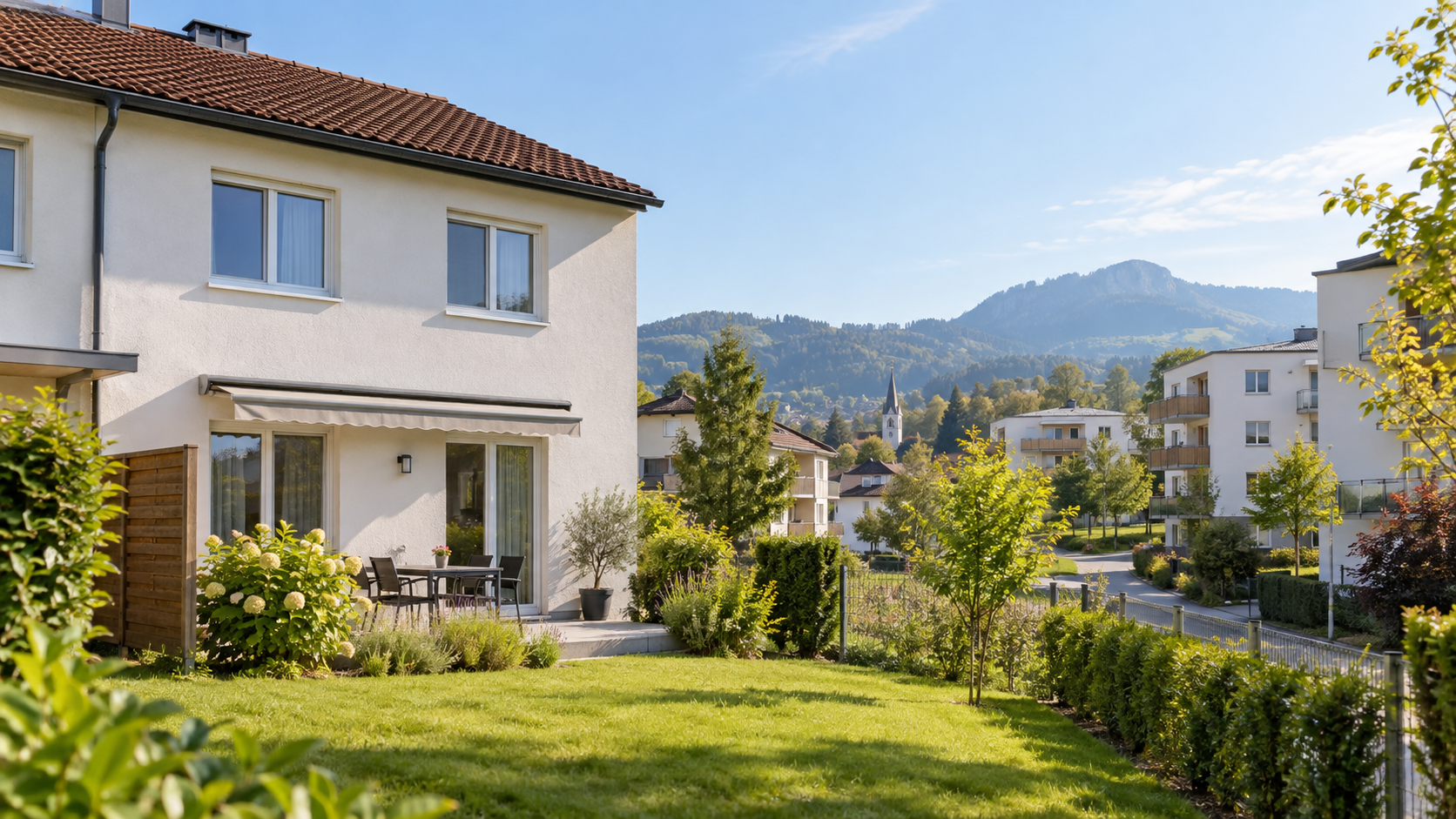 Reihenendhaus mit Garten und kleineren Wohnhäusern in der Nachbarschaft